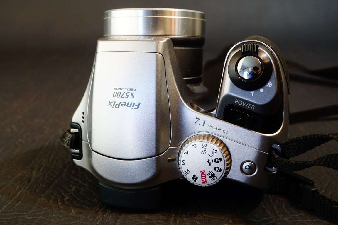 Fujifilm FinePix S5700 7.1 MP 10x Zoom Digital Bridge AA Batteries  **Good Condition**