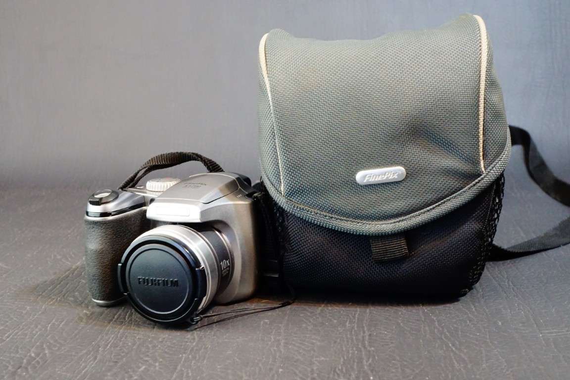 Fujifilm FinePix S5700 7.1 MP 10x Zoom Digital Bridge AA Batteries  **Good Condition**