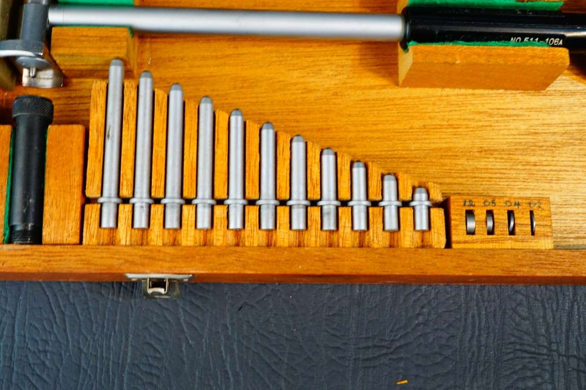 Mitutoyo NO. 511-106A Dial Bore Gage 2-4" Range w/ 2923-10 Indicator (.0001") **Great Condition**