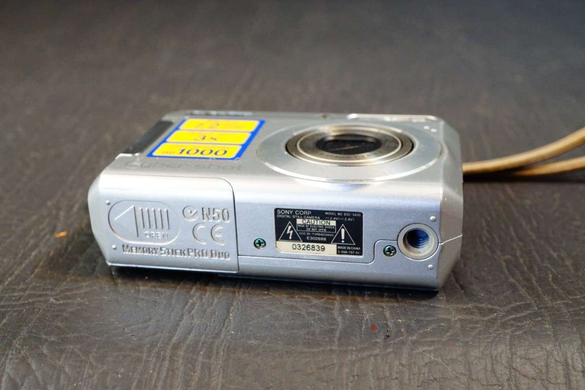Sony CyberShot DSC-S650 Digital Camera Compact 7.2MP with Original Box **Good Condition**