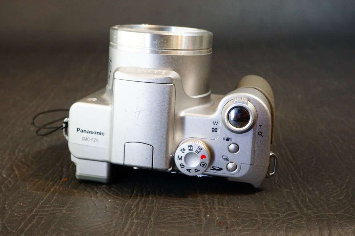 Panasonic Lumix DMC-FZ5 5.0MP Digital Bridge Camera