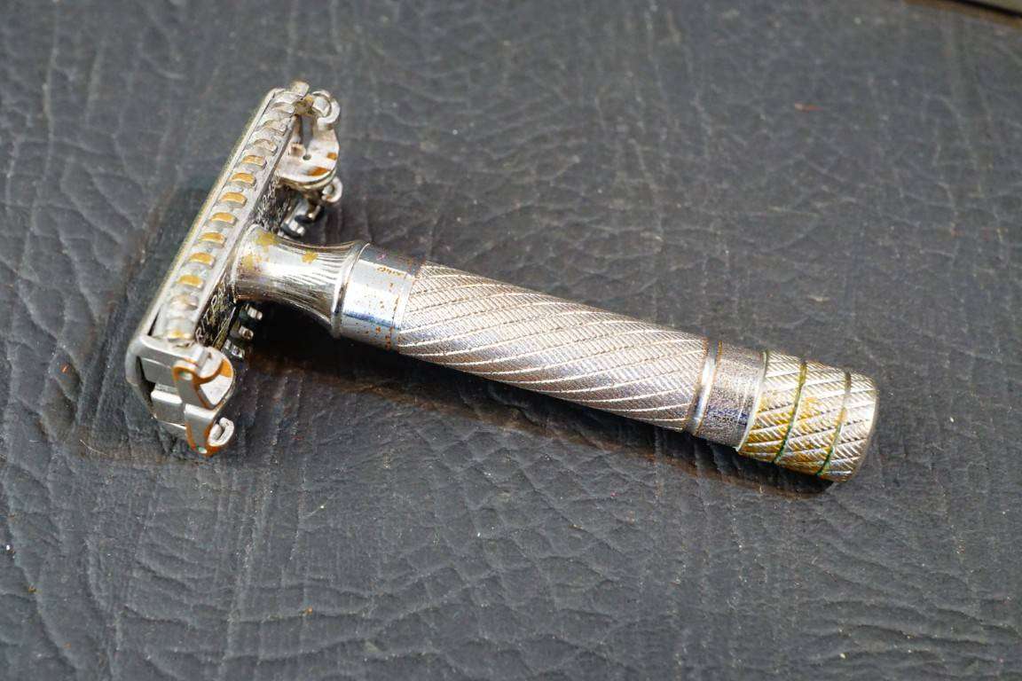 Vintage Gillette Double Sided Safety Razor with Steel Carry Case **Great Condition**
