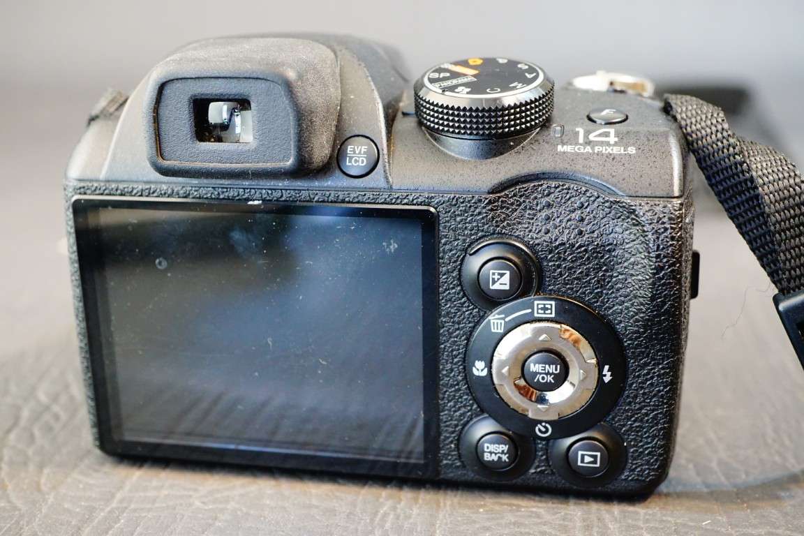 Fujifilm FinePix S3300 Digital Camera 14MP 24X Optical Zoom **Good Condition**