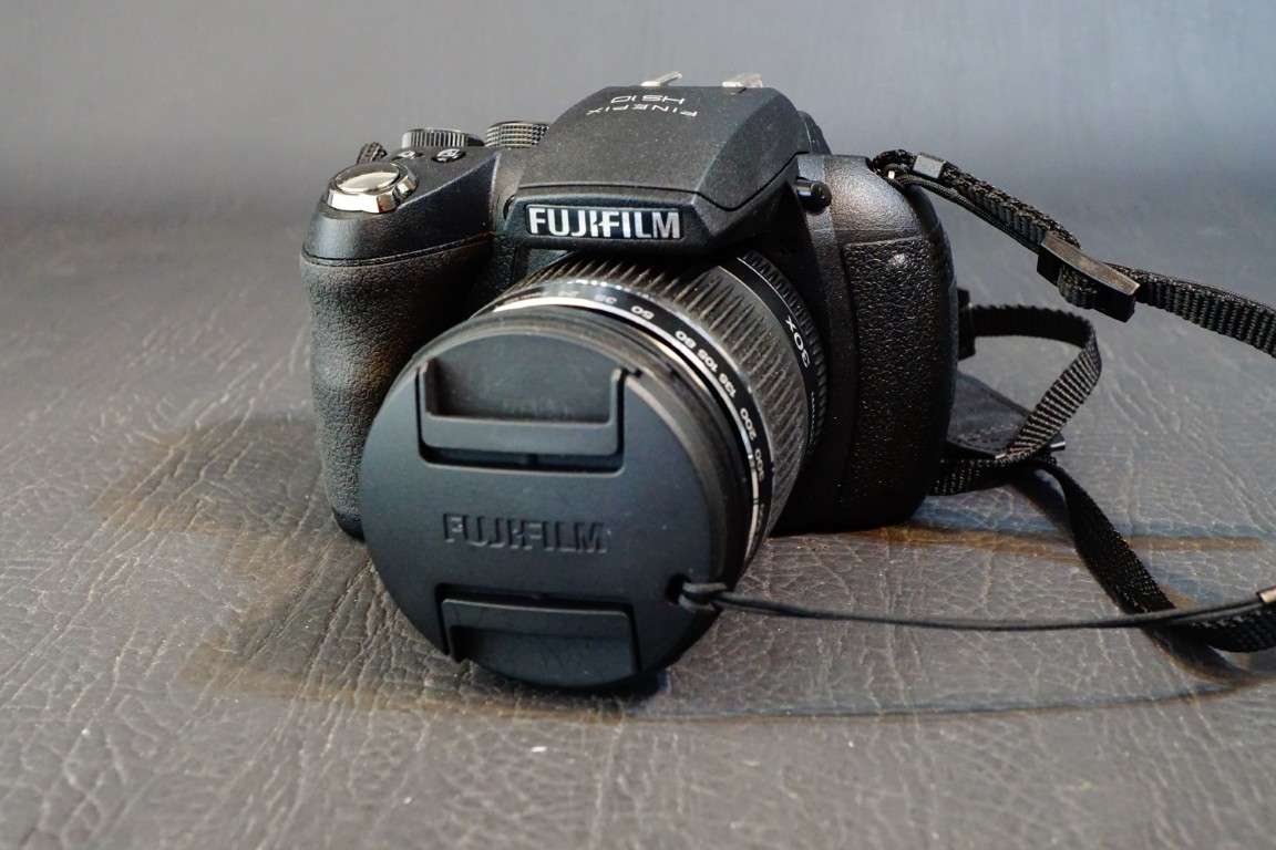 Fuji FinePix HS10 D-SLR style Bridge Camera 24-720mm 30x Zoom Lens  **Great Condition**
