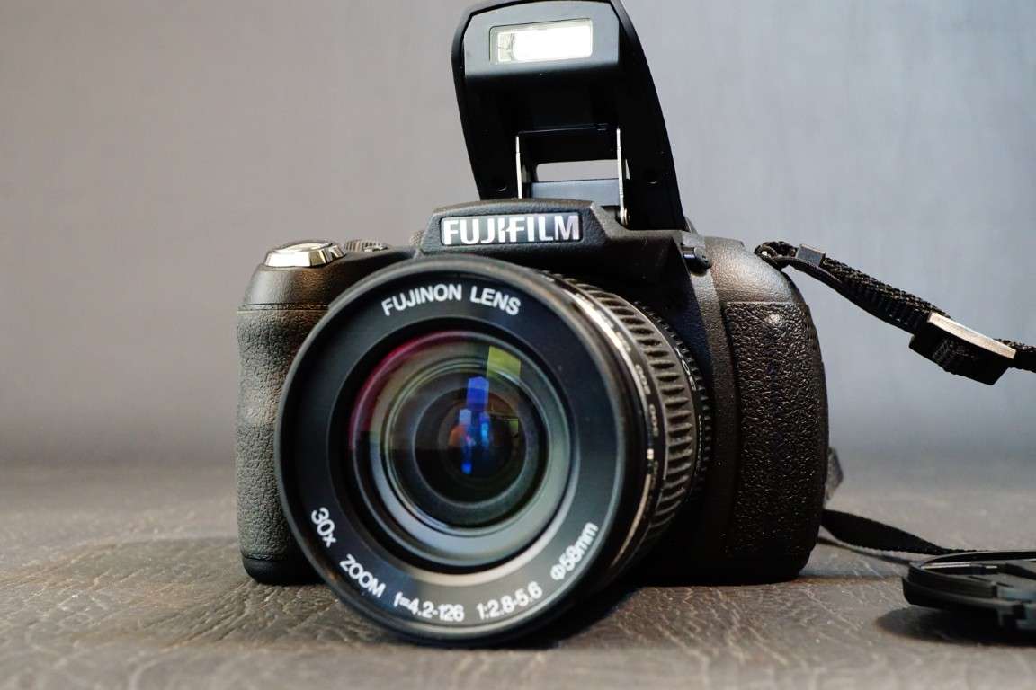 Fuji FinePix HS10 D-SLR style Bridge Camera 24-720mm 30x Zoom Lens  **Great Condition**