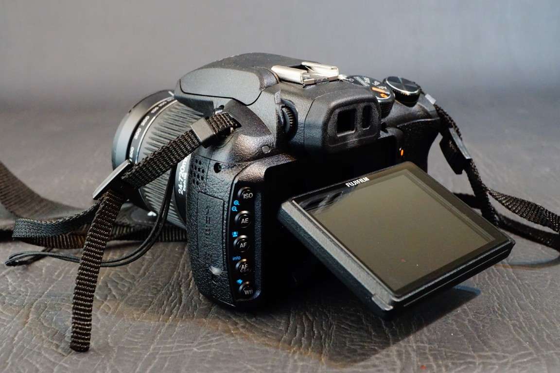 Fuji FinePix HS10 D-SLR style Bridge Camera 24-720mm 30x Zoom Lens  **Great Condition**