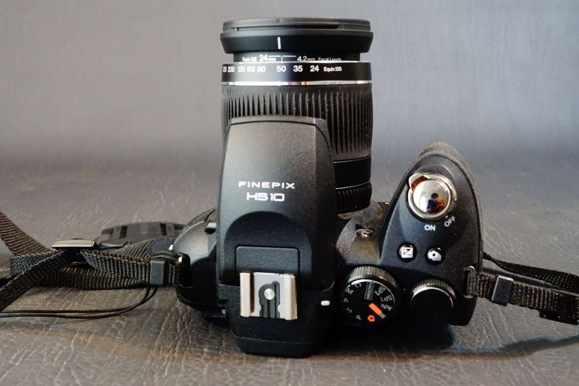 Fuji FinePix HS10 D-SLR style Bridge Camera 24-720mm 30x Zoom Lens  **Great Condition**