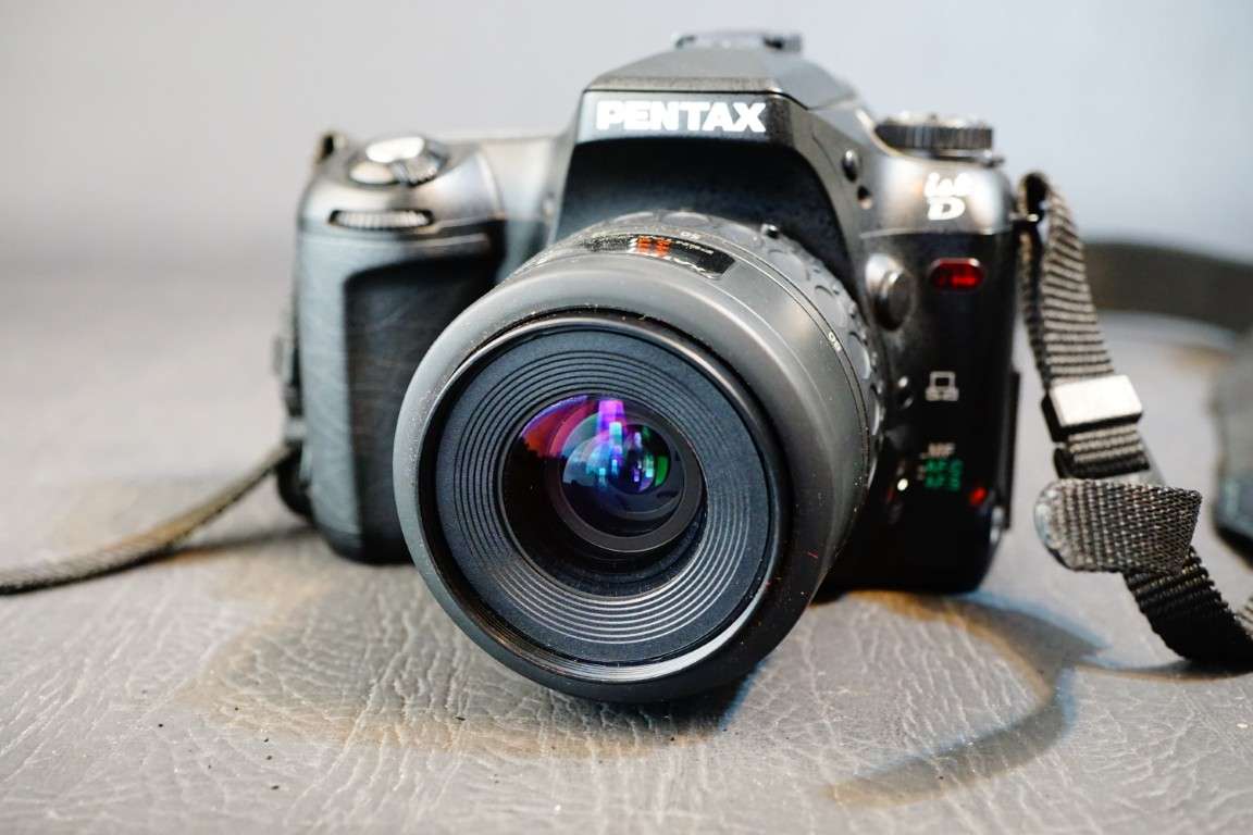 PENTAX ist D 6.1 MP Digital SLR Camera 35-80mm and 75-300mm Lens Set **Great Condition**