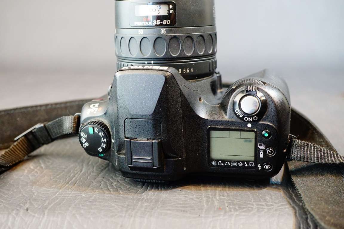 PENTAX ist D 6.1 MP Digital SLR Camera 35-80mm and 75-300mm Lens Set **Great Condition**