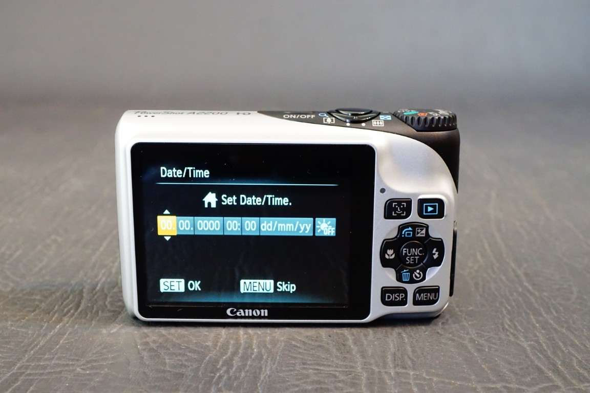 Canon PowerShot A2200 14.1MP Digital Camera Bundle in Original Boxes **Great Condition**