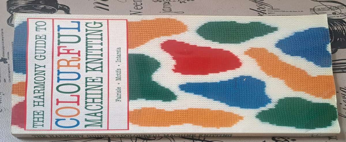 Colourful machine knitting - Barbara Devaney (paperback)