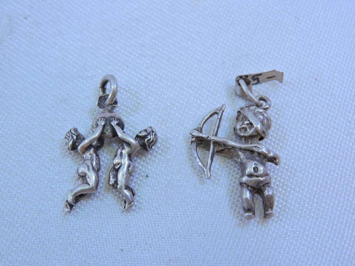 2 SILVER PUTTI CHARMS CUPID ONE MARKED 925 9,4G