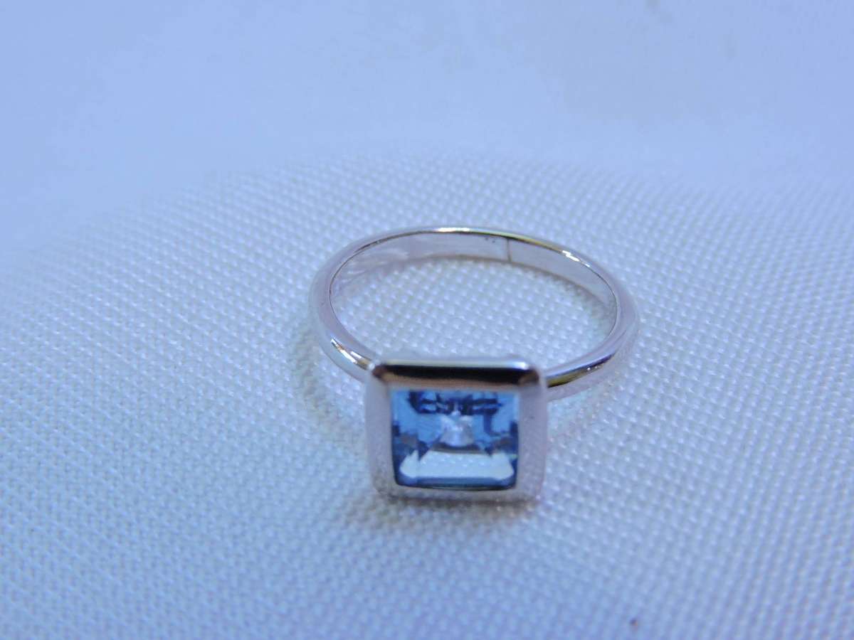 NEW OLD STOCK GENUINE SWISS BLUE TOPAZ SILVER 925 RING SIZE N 2.9G