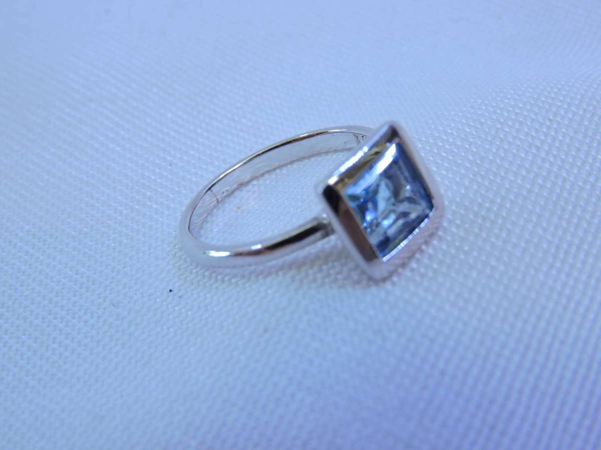 NEW OLD STOCK GENUINE SWISS BLUE TOPAZ SILVER 925 RING SIZE N 2.9G