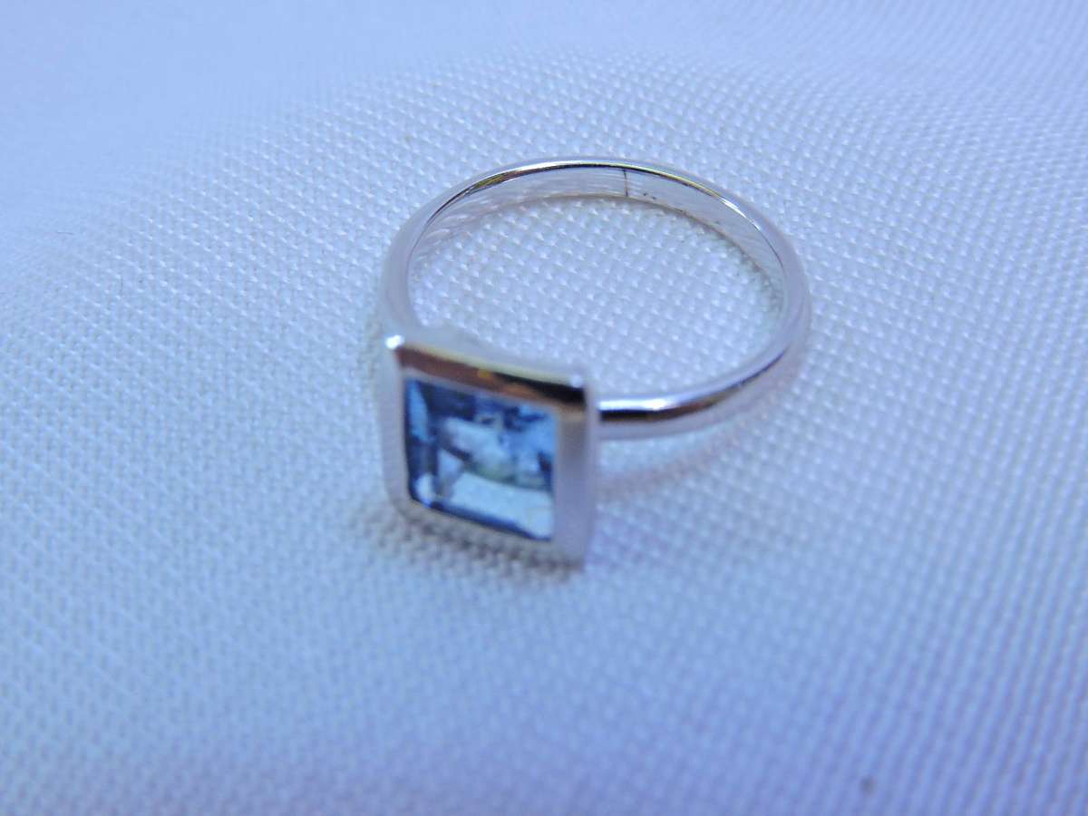 NEW OLD STOCK GENUINE SWISS BLUE TOPAZ SILVER 925 RING SIZE N 2.9G