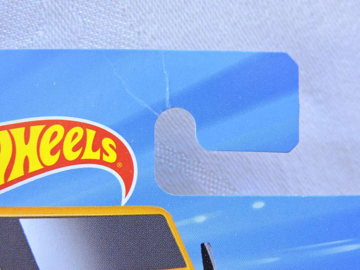 Hot Wheels LAND ROVER DEFENDER Double Cab Pickup Bakkie  ( Yellow )