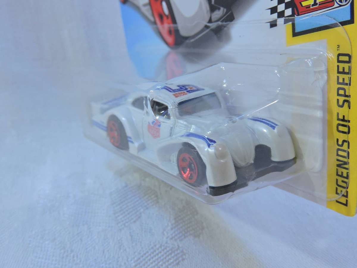 Hot Wheels VW VOLKSWAGEN Beetle Kafer Racer  ( White - Magnus Walker ) Long Card