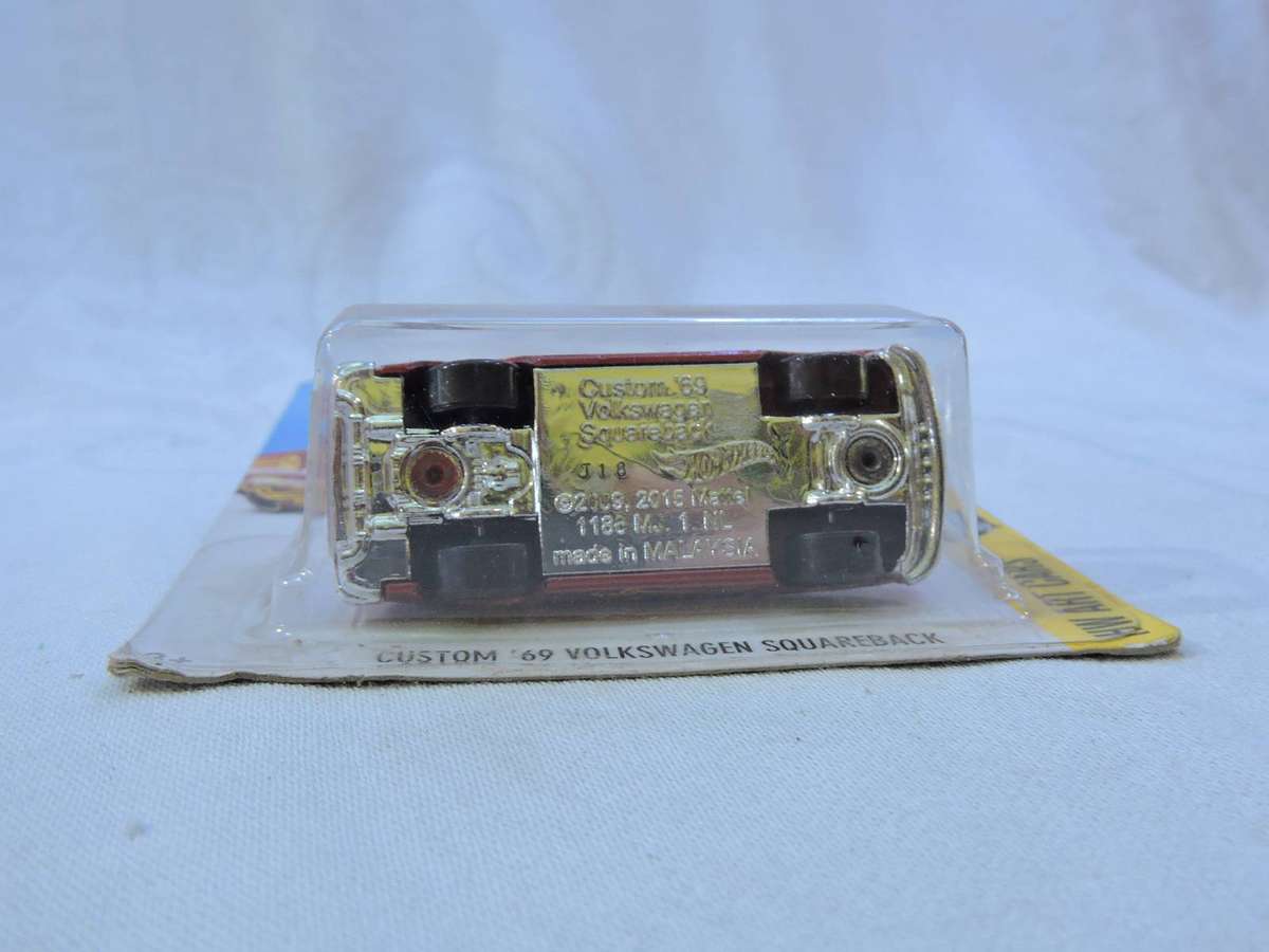 Hot Wheels VW VOLKSWAGEN Squareback Custom 69  ( Red - yellow waves) Long Card