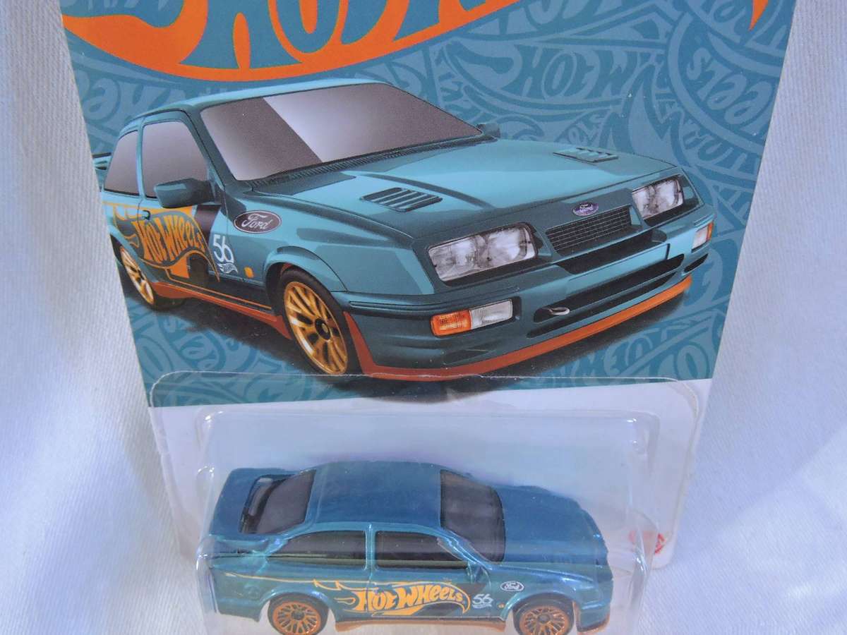 Hot wheels FORD Sierra Cosworth ( Green HW ) Long Card
