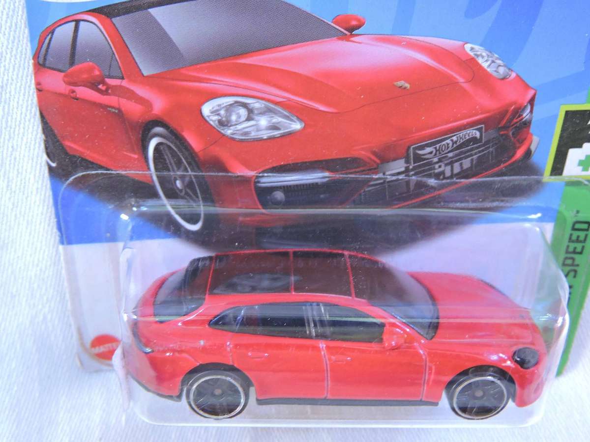 Hot Wheel PORSCHE Panamera Turbo S E-Hybrid Sporting Turismo  ( Red )
