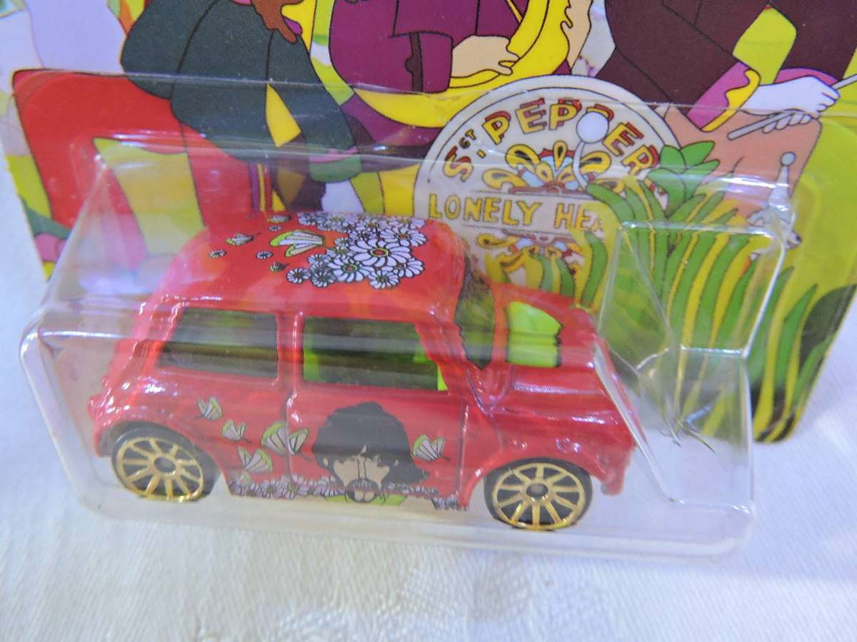 Hot Wheels MORRIS MINI  ( Red - The Beatles Yellow Submarine ) Long Card