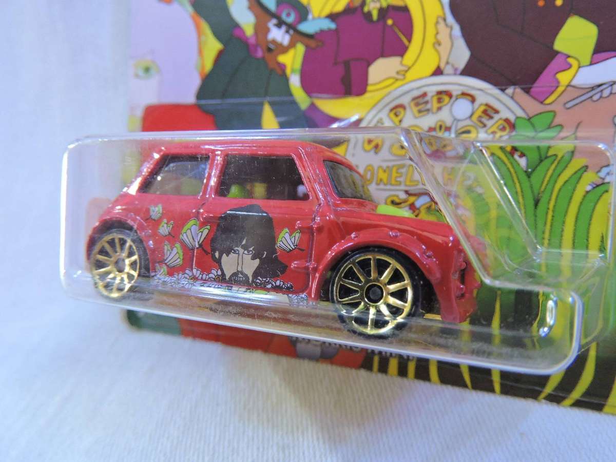 Hot Wheels MORRIS MINI  ( Red - The Beatles Yellow Submarine ) Long Card