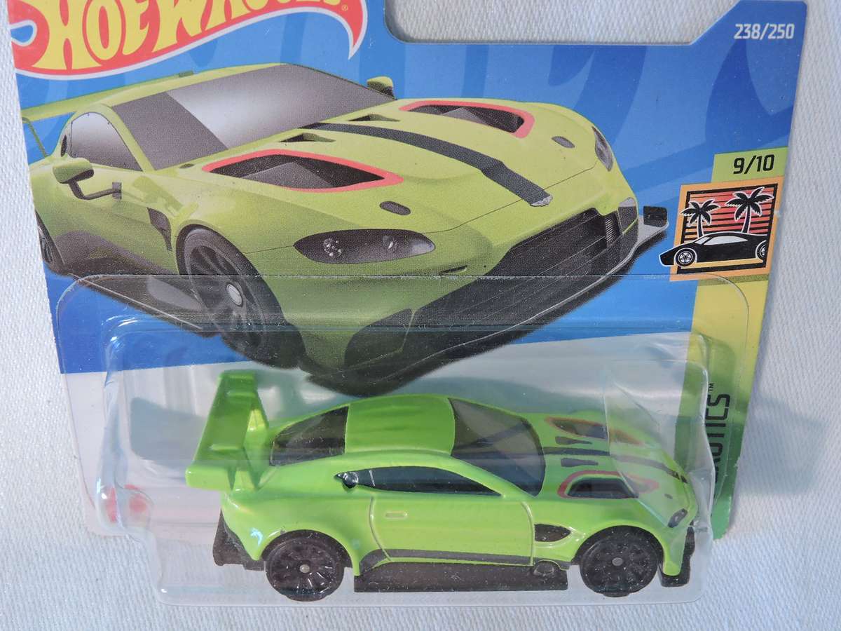 Hot Wheels ASTON MARTIN VANTAGE GTE ( Green )