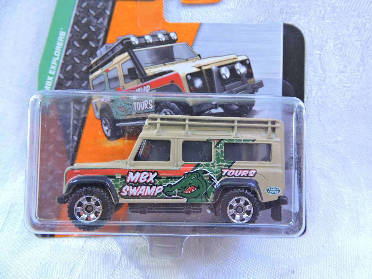Matchbox LAND ROVER Defender 110  ( MBX Swamp )  Like Hot Wheels