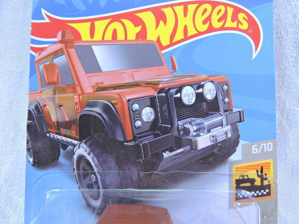 Hot Wheels LAND ROVER Double cab  ( Bronze Camo  ) WOW !!!! Awesome model !!!!! Long Card