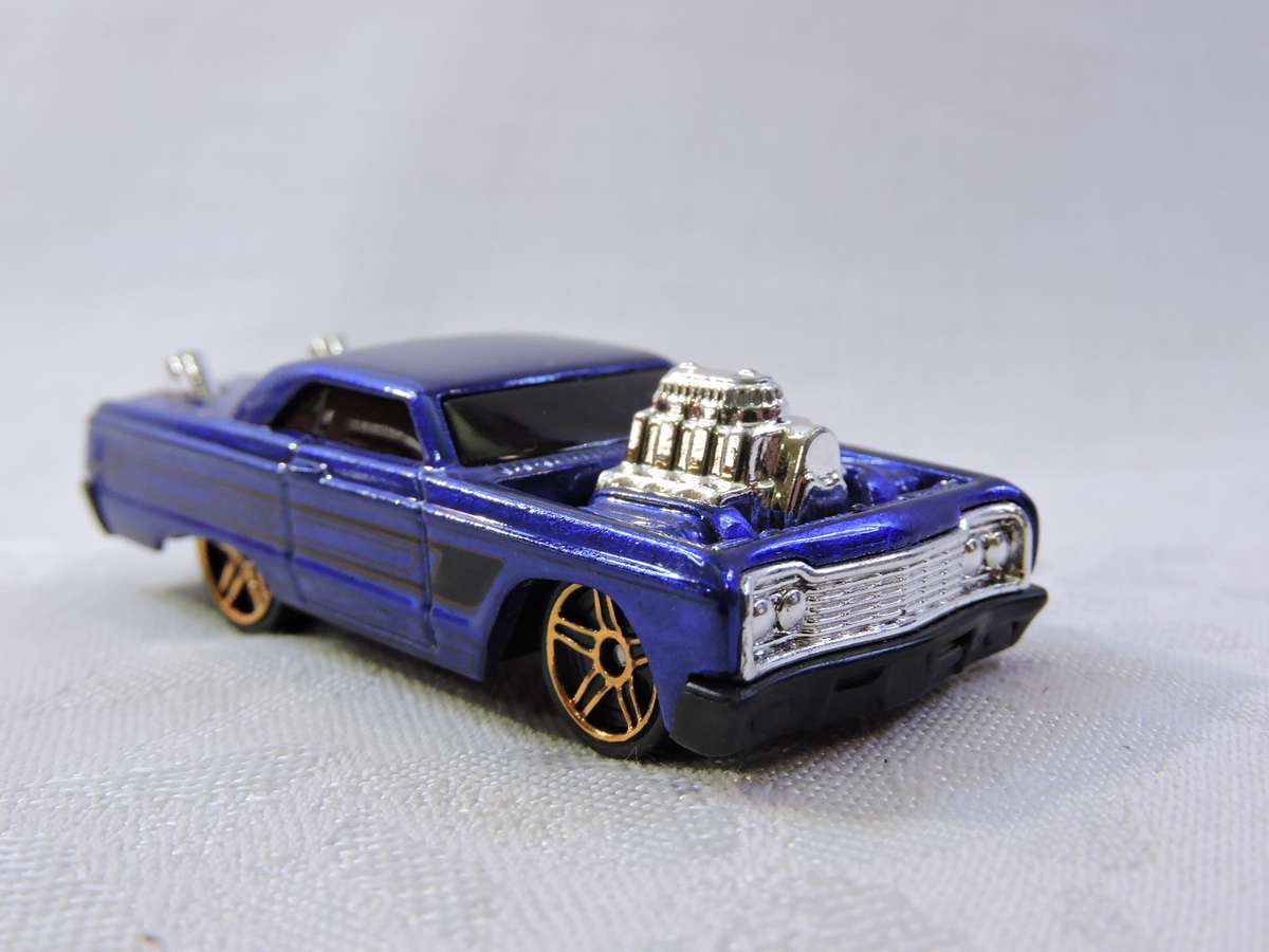 Hot Wheels CHEVY CHEVROLET Impala ( Blue )