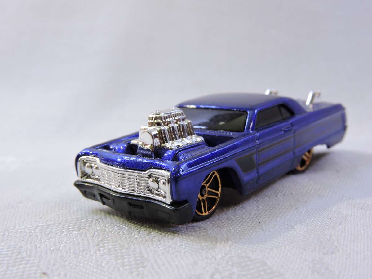 Hot Wheels CHEVY CHEVROLET Impala ( Blue )