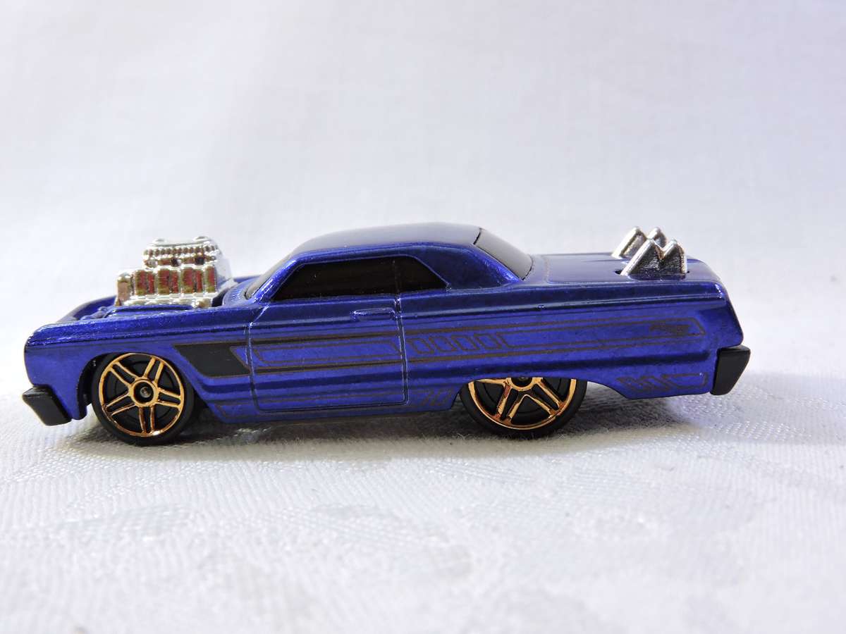 Hot Wheels CHEVY CHEVROLET Impala ( Blue )