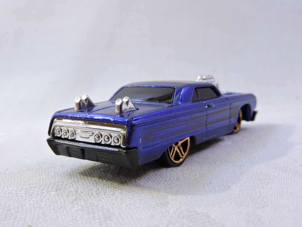 Hot Wheels CHEVY CHEVROLET Impala ( Blue )