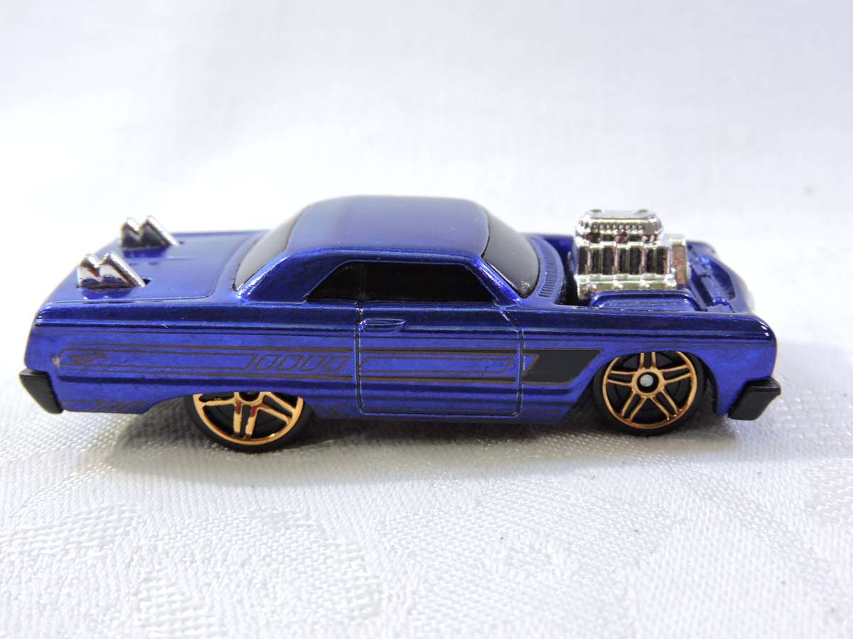 Hot Wheels CHEVY CHEVROLET Impala ( Blue )