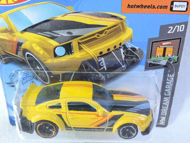 Hot Wheels FORD Mustang ( Yellow & Black stripe )