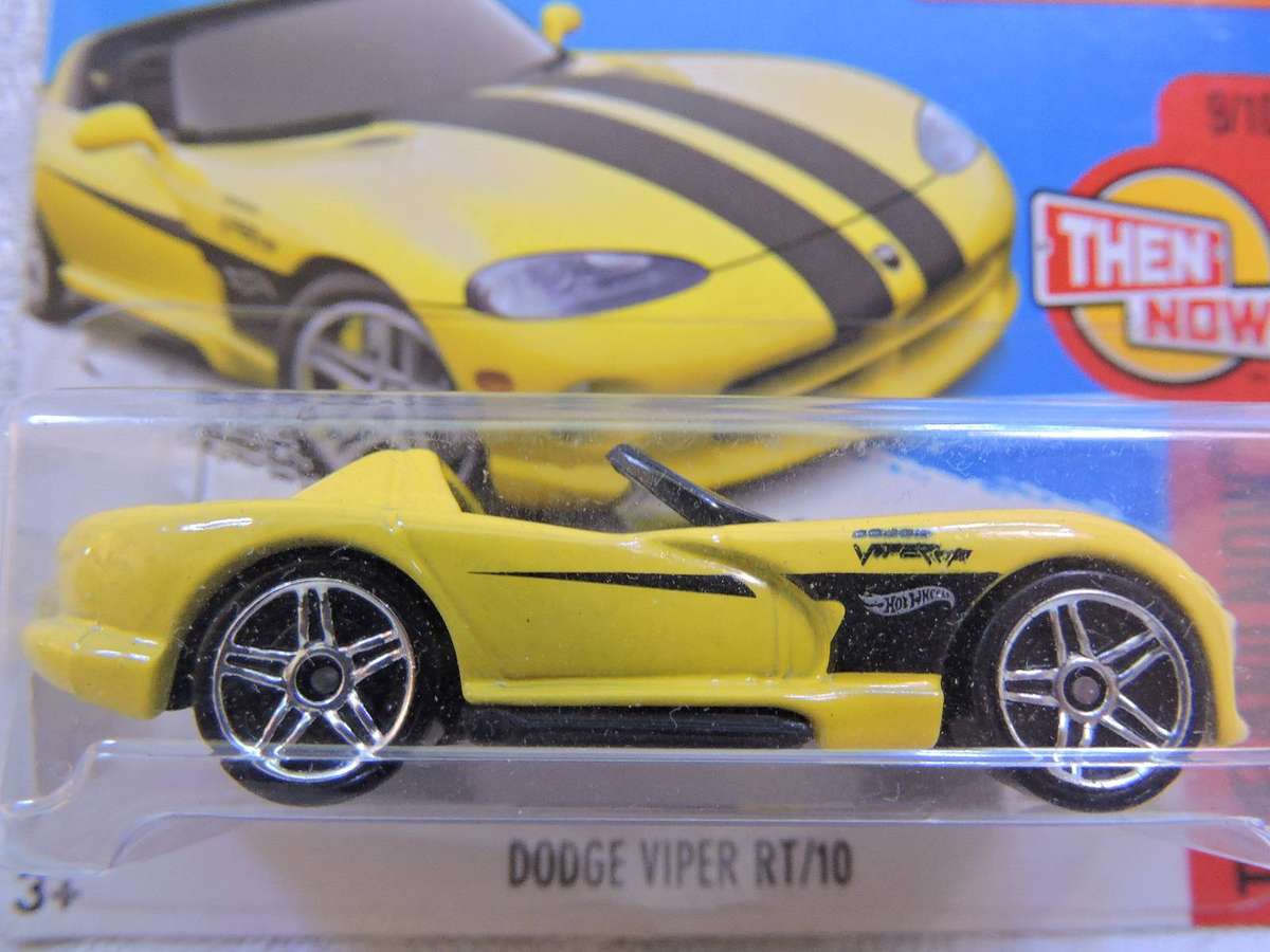 Hot Wheels DODGE VIPER RT/1O ( Yellow with black stripe ) Muscle Car