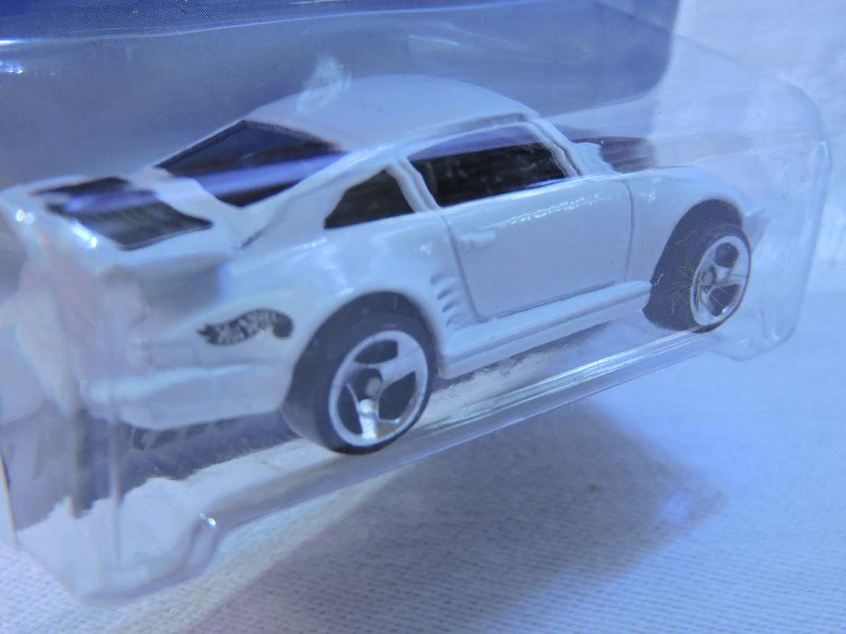 Hot Wheels PORSCHE 930 ( White ) Vintage 1999 release Full Metal.  27 Yrs old !!!