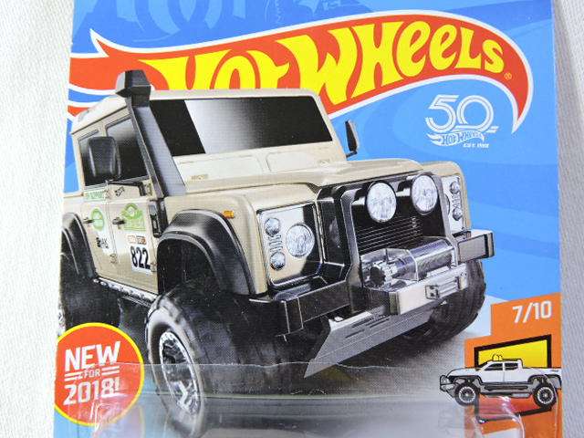 Hot Wheels LAND ROVER DEFENDER Double Cab Pickup Bakkie  ( Beige #822 ) Long Card