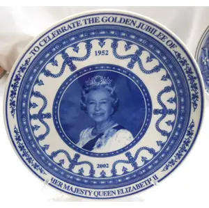 WEDGWOOD QUEEN ELIZABETH 11 GOLDEN JUBILEE 1952 - 2002 23 CM PLATE BOXED