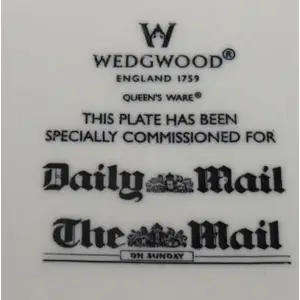 WEDGWOOD QUEEN ELIZABETH 11 GOLDEN JUBILEE 1952 - 2002 23 CM PLATE BOXED