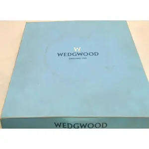 WEDGWOOD QUEEN ELIZABETH 11 GOLDEN JUBILEE 1952 - 2002 23 CM PLATE BOXED