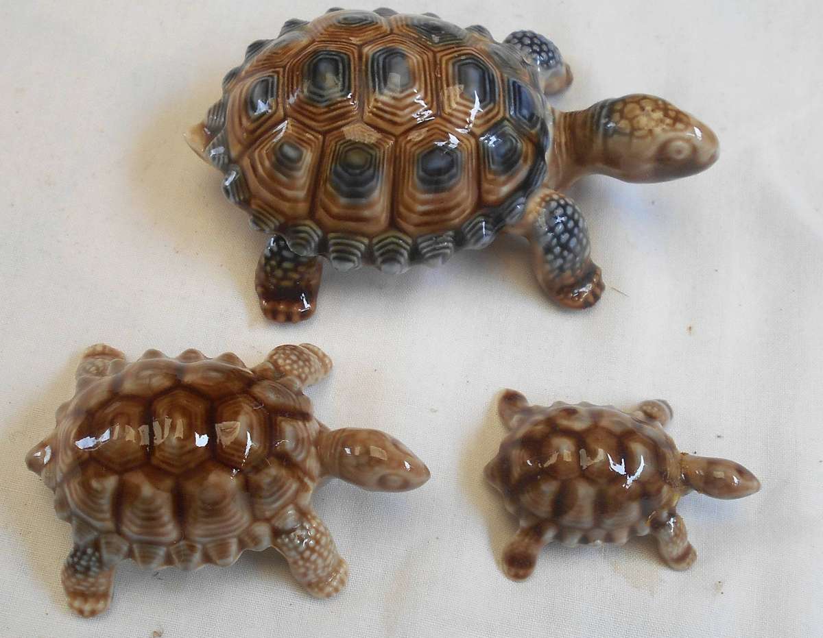 BOXED SETS OF WADE TORTOISES - LIDDED TORTOISE-MUM TORTOISE & BABY plus WHIMSIE TORTOISE