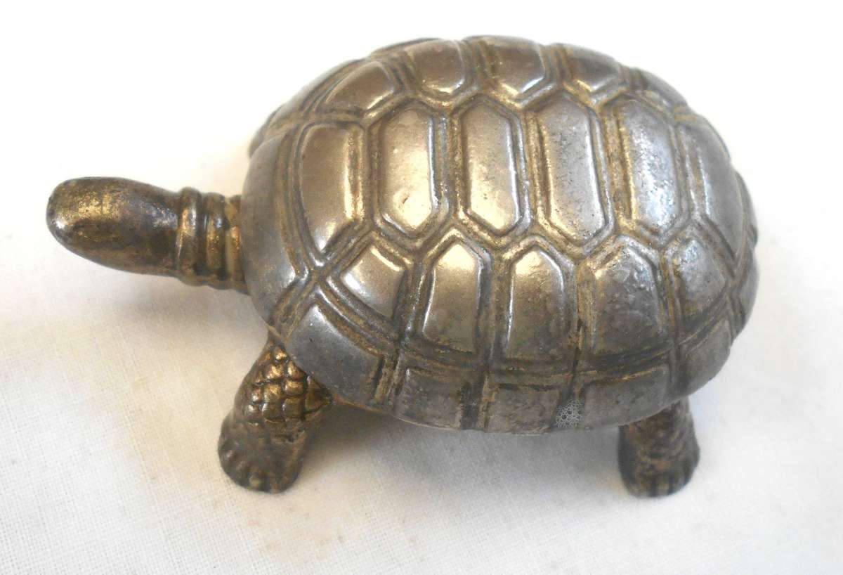 SMALL SILVER METAL TORTOISE SHAPE PILL BOX - LENGTH 7 CM & WEIGHT 69 GRAMS