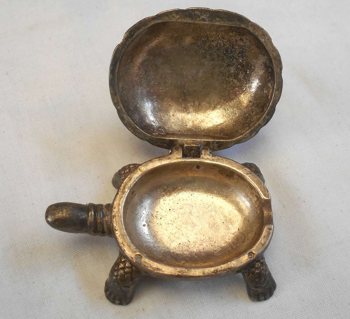 SMALL SILVER METAL TORTOISE SHAPE PILL BOX - LENGTH 7 CM & WEIGHT 69 GRAMS