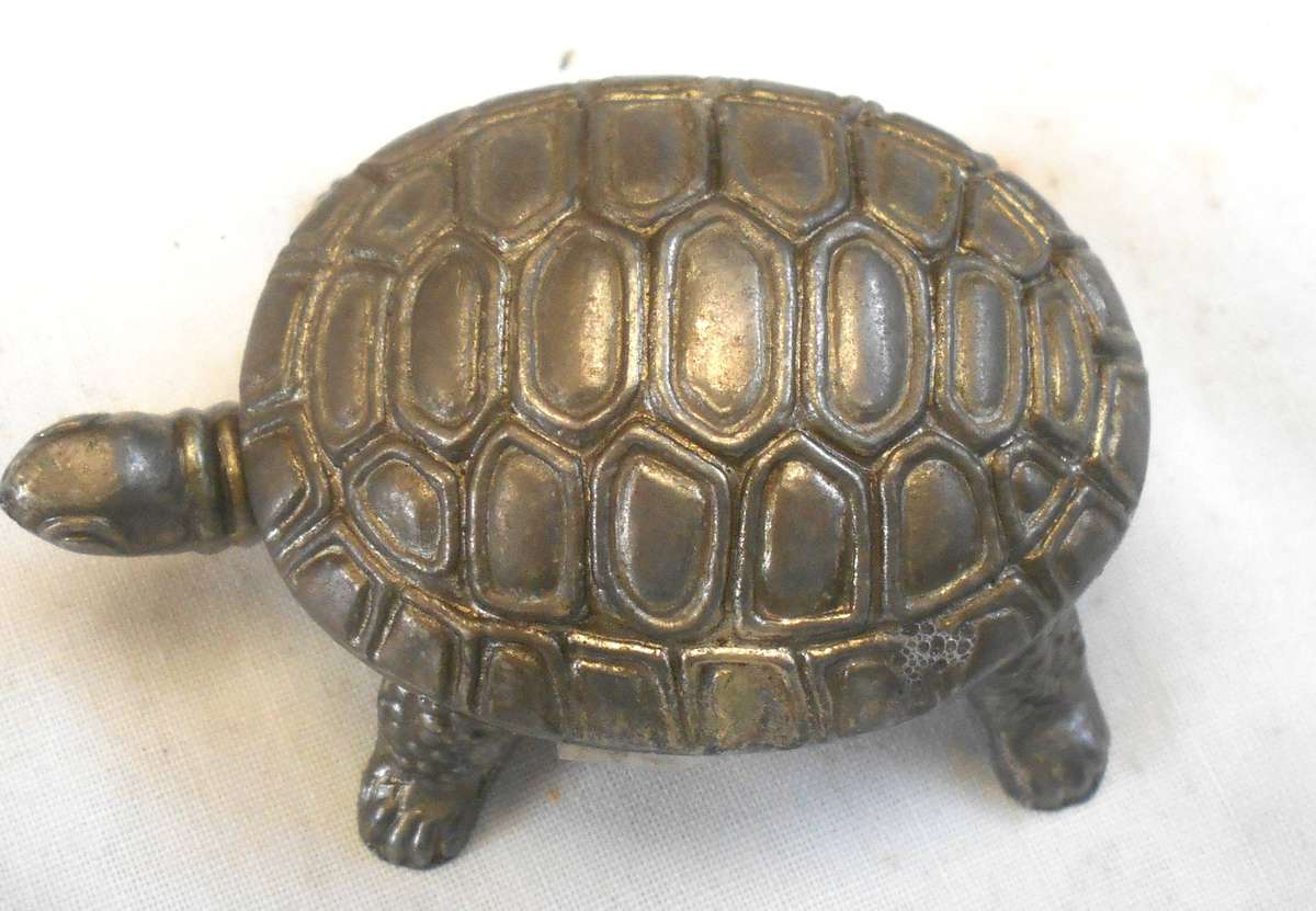 SMALL SILVER METAL TORTOISE SHAPE PILL BOX WITH INNER WHITE LINING - LENGTH 7 CM & WEIGHT 56 GRAMS