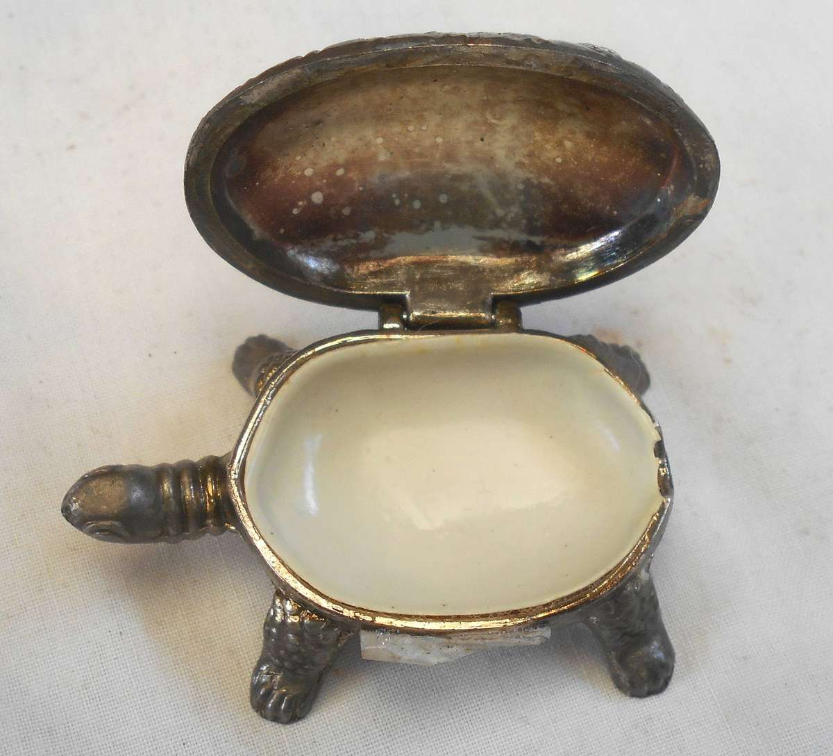 SMALL SILVER METAL TORTOISE SHAPE PILL BOX WITH INNER WHITE LINING - LENGTH 7 CM & WEIGHT 56 GRAMS