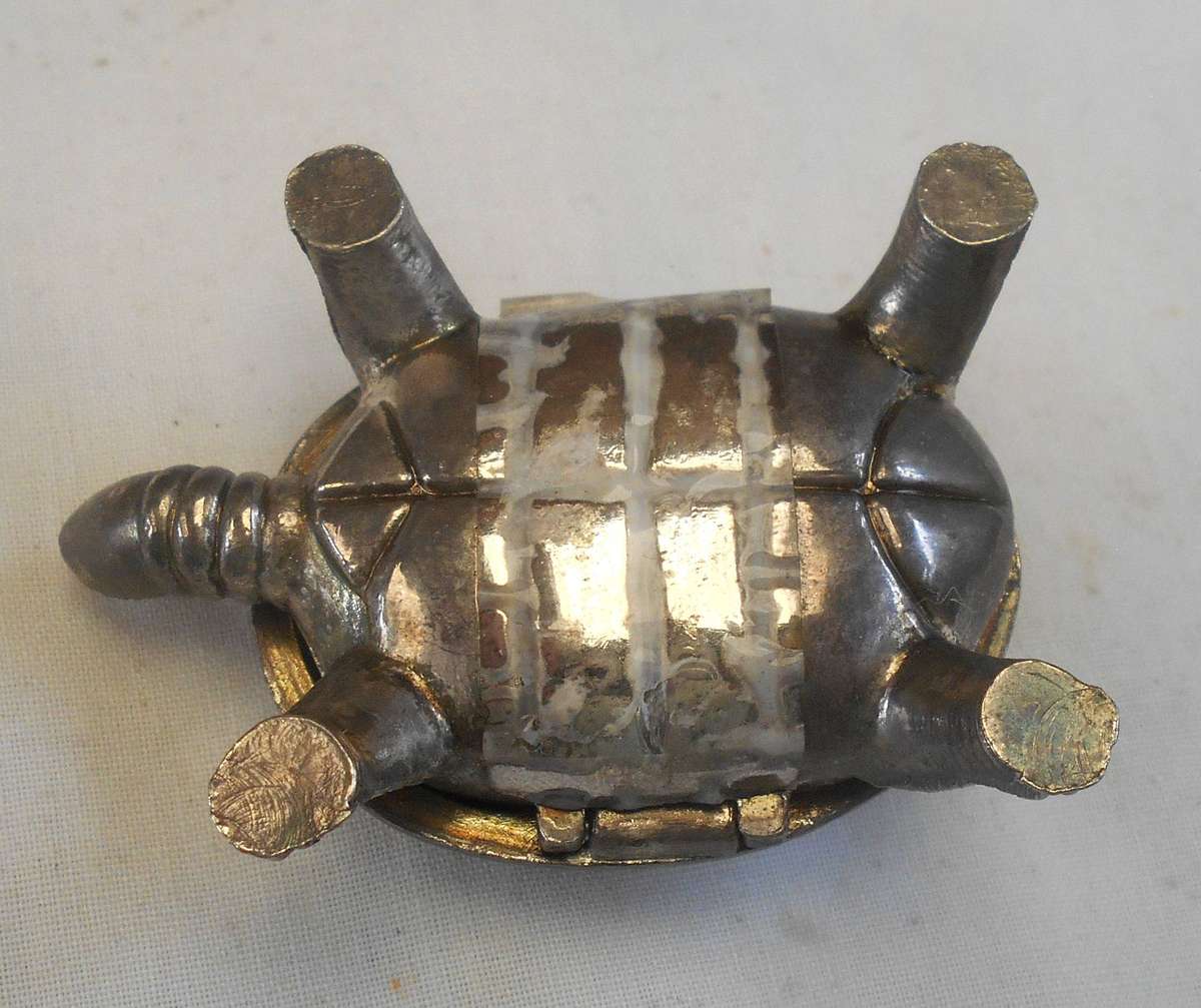 SMALL SILVER METAL TORTOISE SHAPE PILL BOX WITH INNER WHITE LINING - LENGTH 7 CM & WEIGHT 56 GRAMS