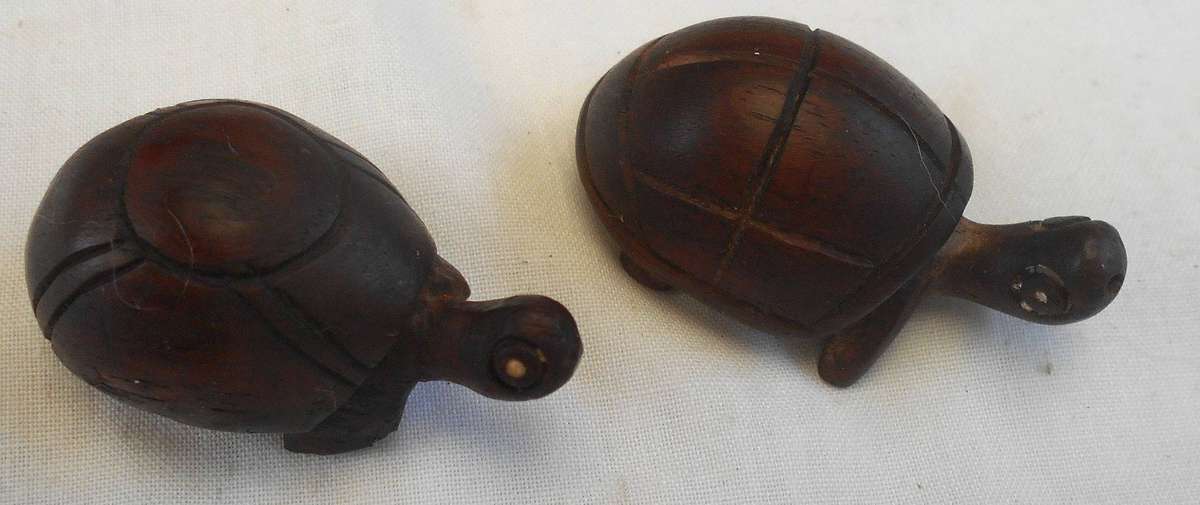 SMALL PAIR CARVED MAHOGANY TORTOISES - LENGTH 4.5 CM & WEIGHT 20 GRAMS (4)