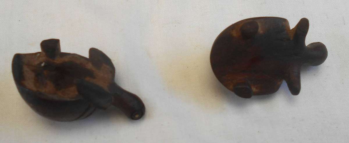 SMALL PAIR CARVED MAHOGANY TORTOISES - LENGTH 4.5 CM & WEIGHT 20 GRAMS (4)