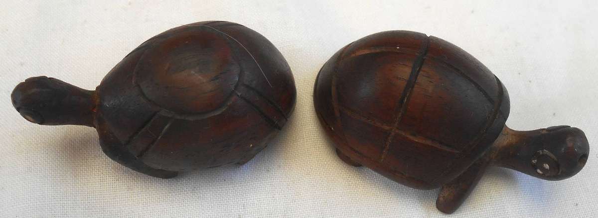 SMALL PAIR CARVED MAHOGANY TORTOISES - LENGTH 4.5 CM & WEIGHT 20 GRAMS (4)